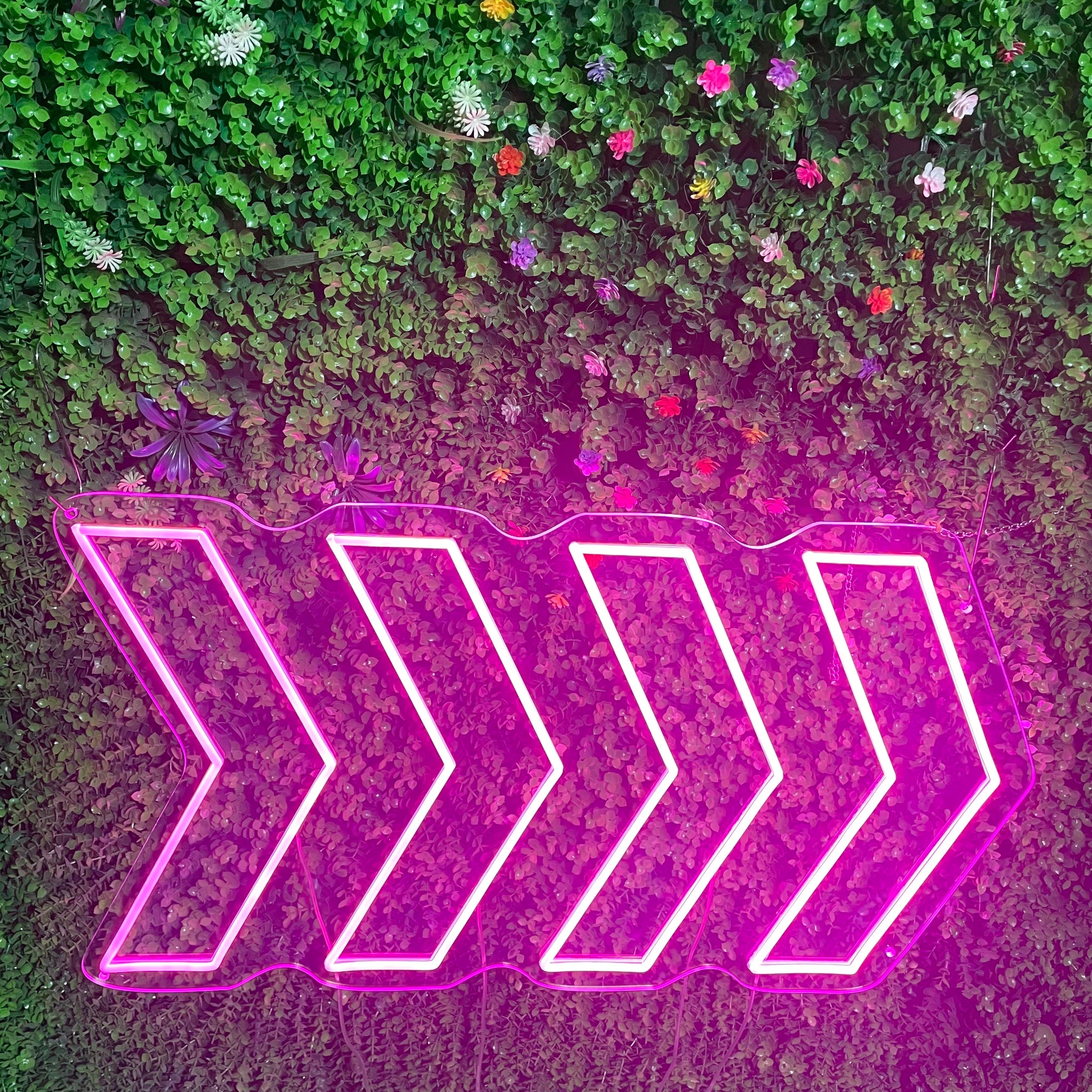 Gradient Flashing Arrow Neon Sign – Eye-Catching LED Directional Light for Bars, Shops & Events
