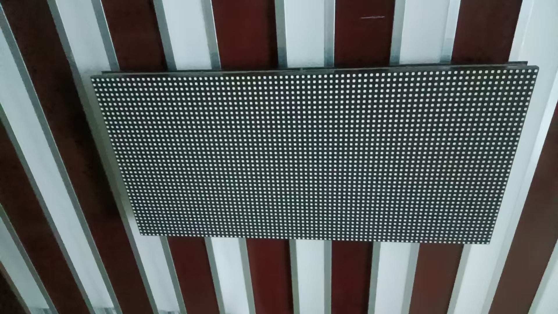 LED screen size 176*32cm   P2.5